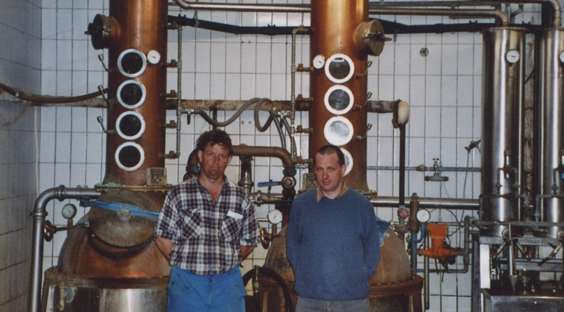 Beat und Lorenz Humbel verabschieden sich mit einem Foto von der alten Brennerei, 2003